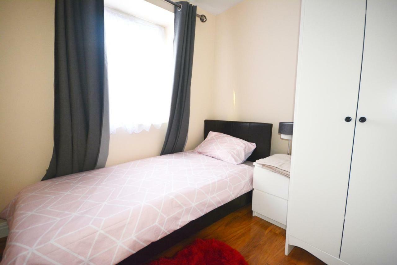 London Modern 4 Bedroom Apartment المظهر الخارجي الصورة