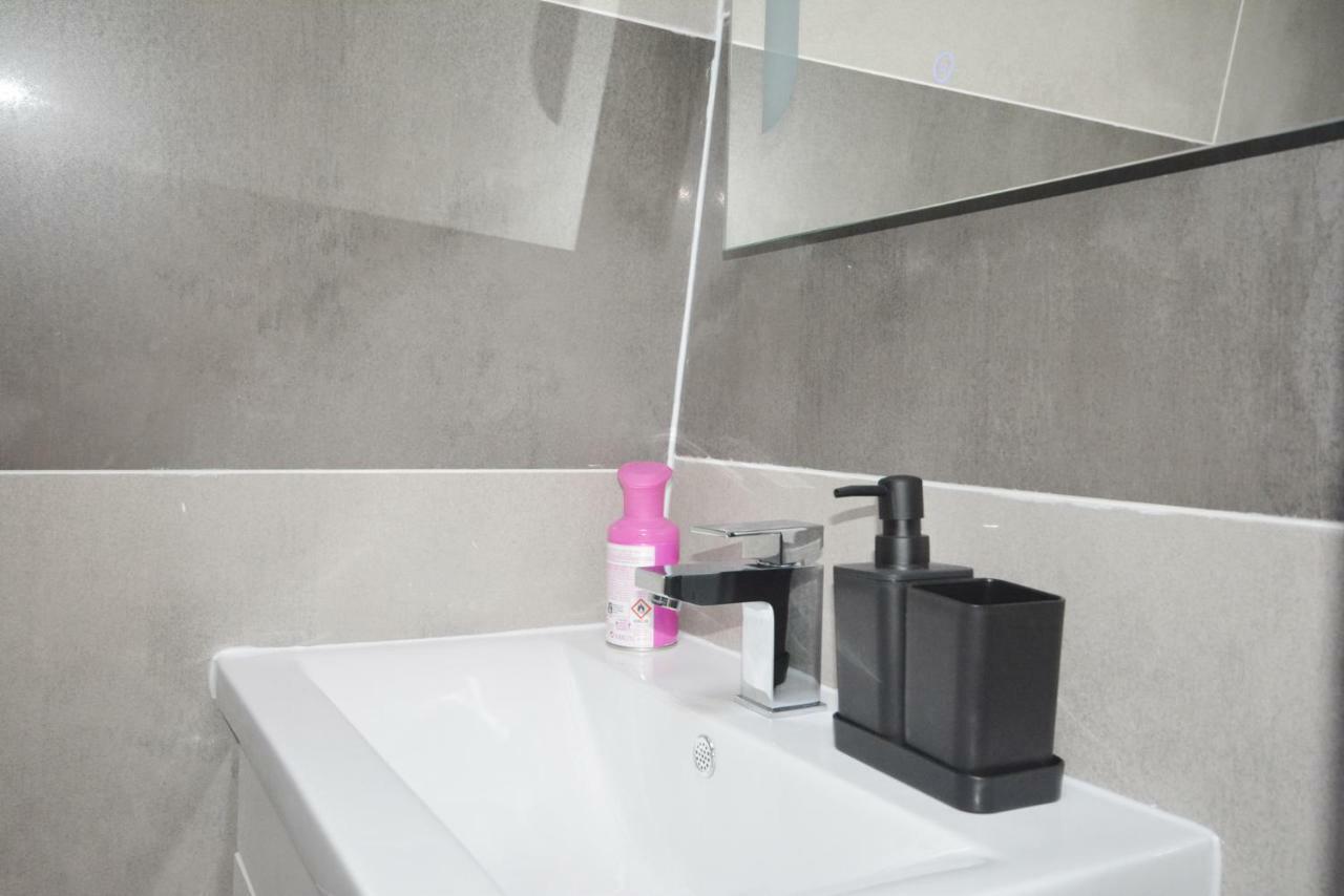 London Modern 4 Bedroom Apartment المظهر الخارجي الصورة